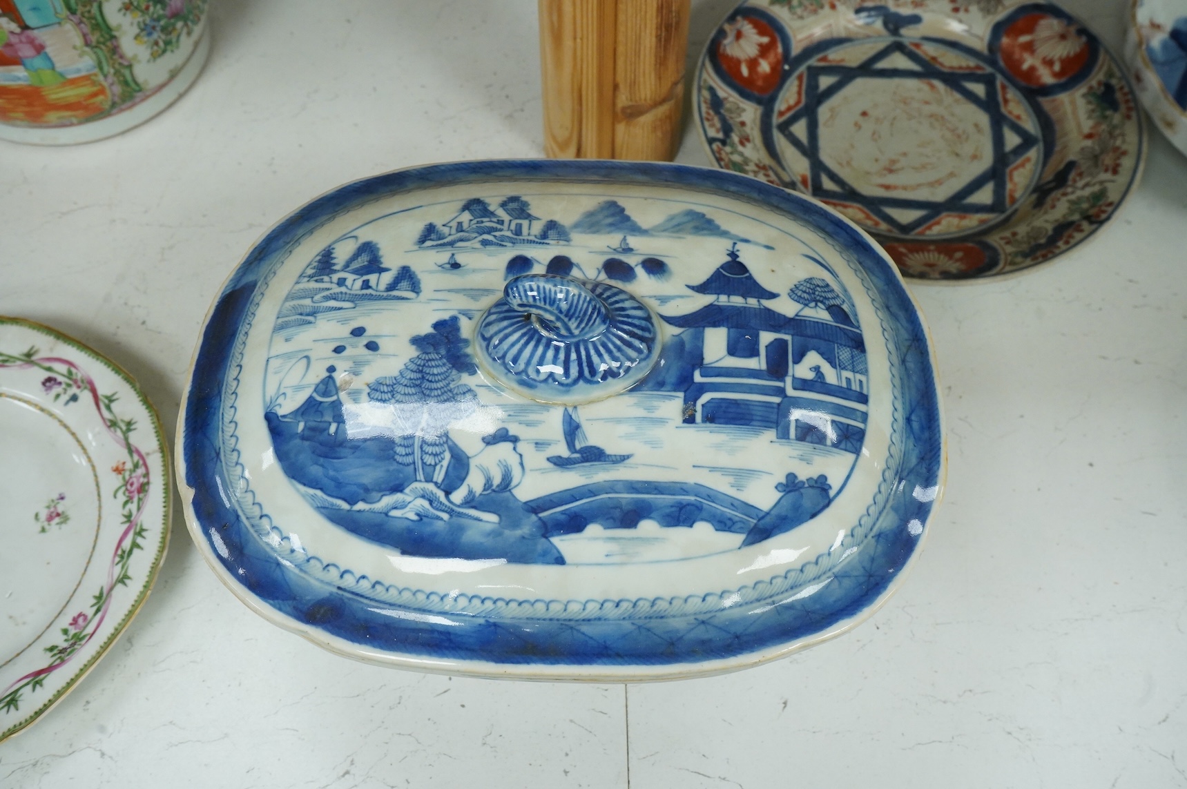 An early 19th century Chinese blue and white oval tureen and cover, 34cm wide